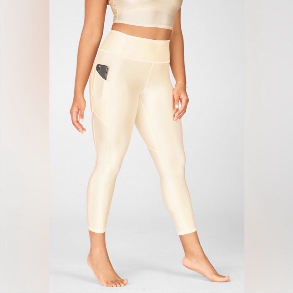 Fabletics Oasis Shine High Waisted Pocket 7/8 Leggings Cream Size 2X